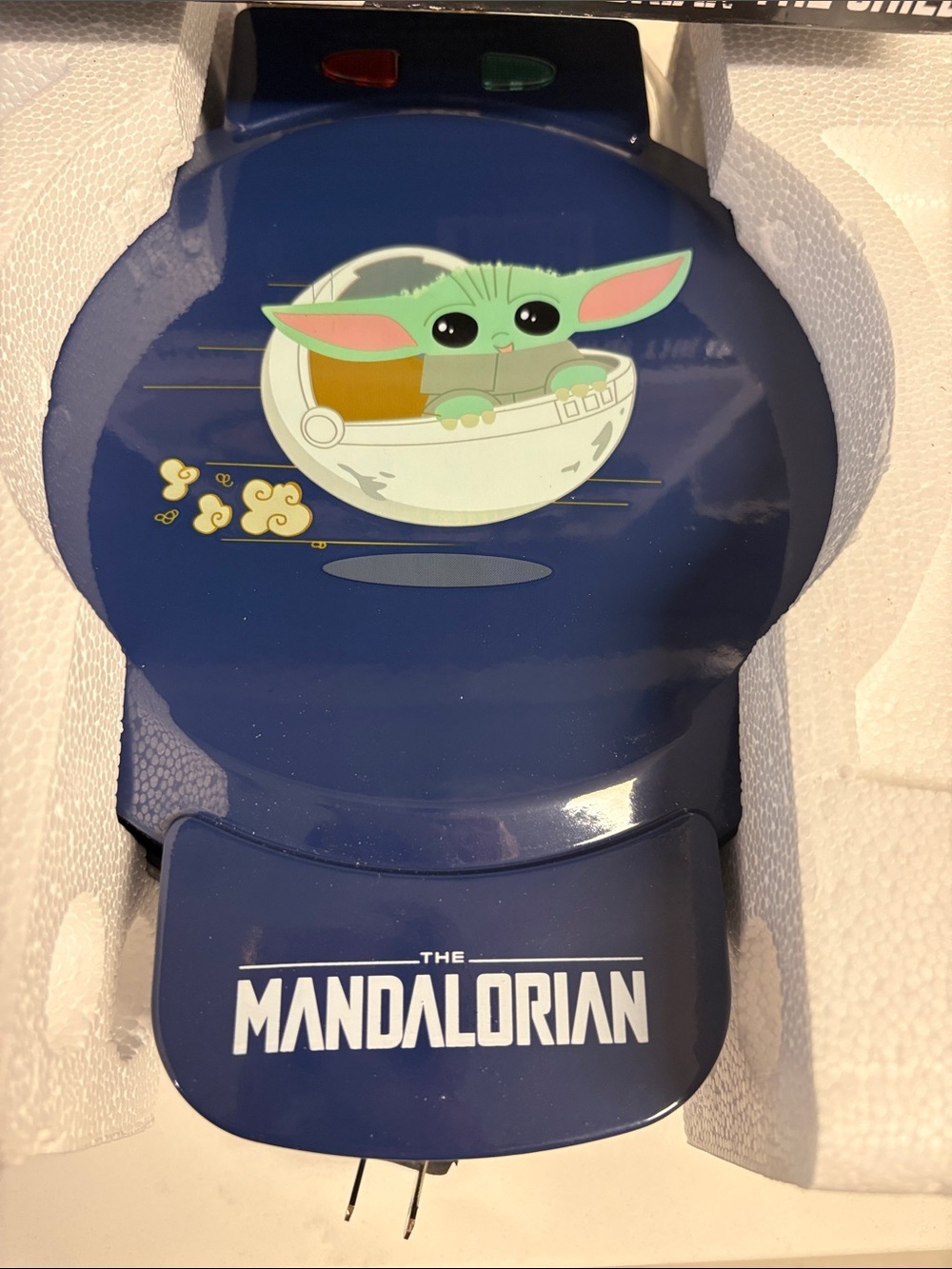 Star Wars Mandalorian Navy Waffle Maker with Green Grogu Artwork - Picture 3 of 5